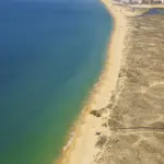 Conheça a praia no Algarve que ‘esconde’ dunas que se transformaram em pedra há milhares de anos