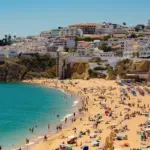 Muitos turistas visitam esta cidade do Algarve mas poucos conhecem a gruta ligada à fuga dos mouros que se encontra junto à praia