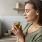 Este é o chá que uma nutricionista bebe todos os dias para ajudar na digestão e reduzir o inchaço
